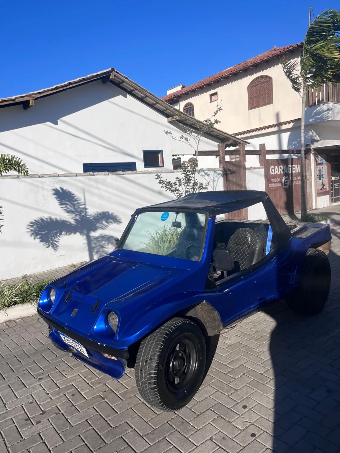 Buggy azul da frota de aluguel em Búzios, vista frontal de três quartos