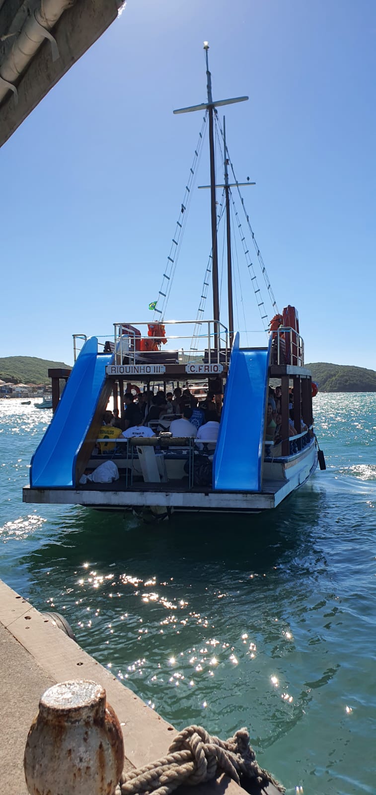 Escuna com toboágua azul do passeio de barco em Búzios