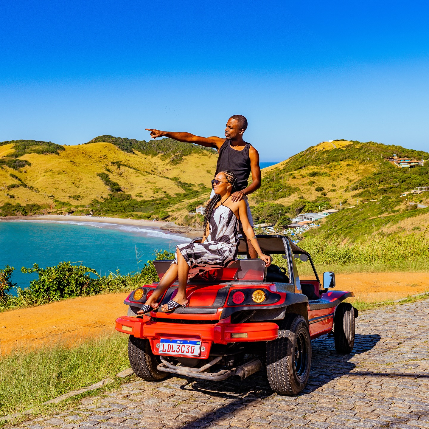 Buggy vermelho em mirante de Búzios