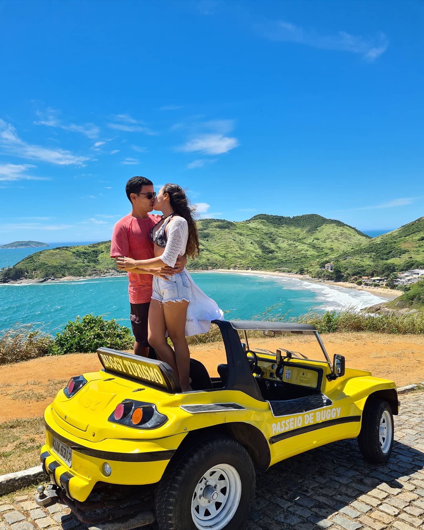 Passeio romântico em buggy amarelo