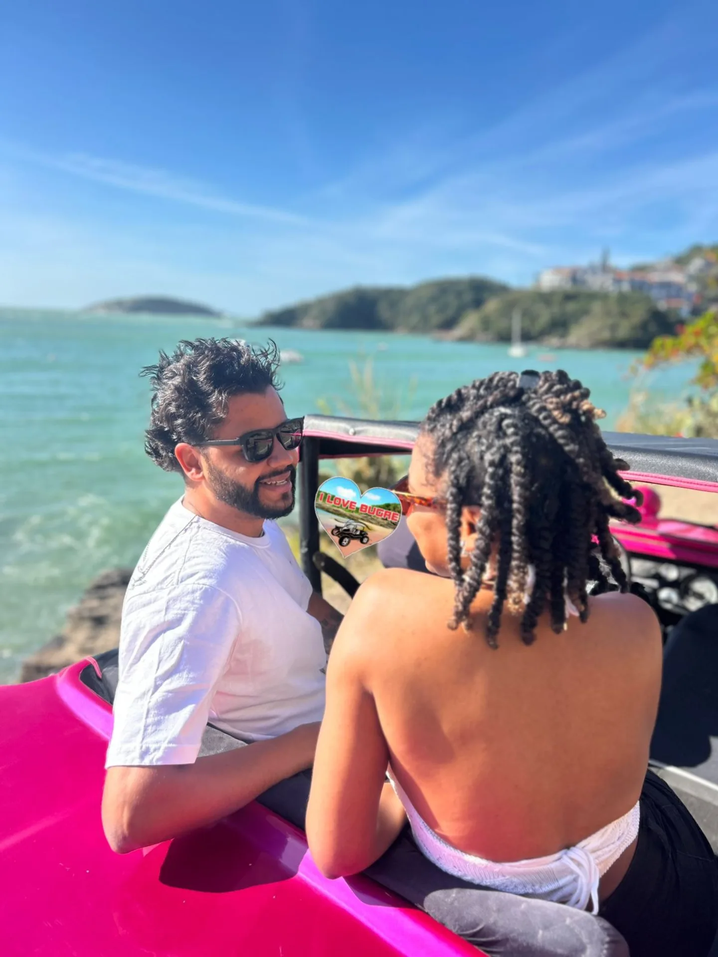Casal em passeio de buggy rosa